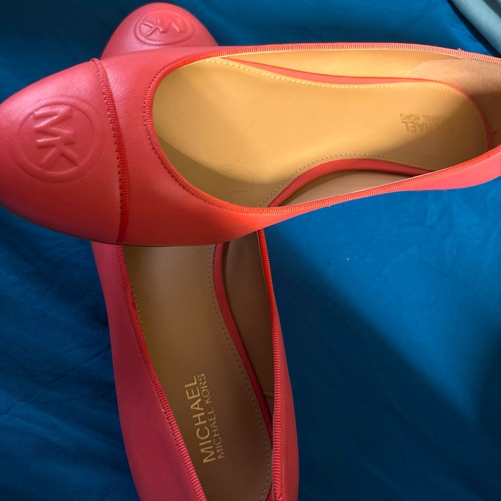 Michael Kors size 7 coral leather flats